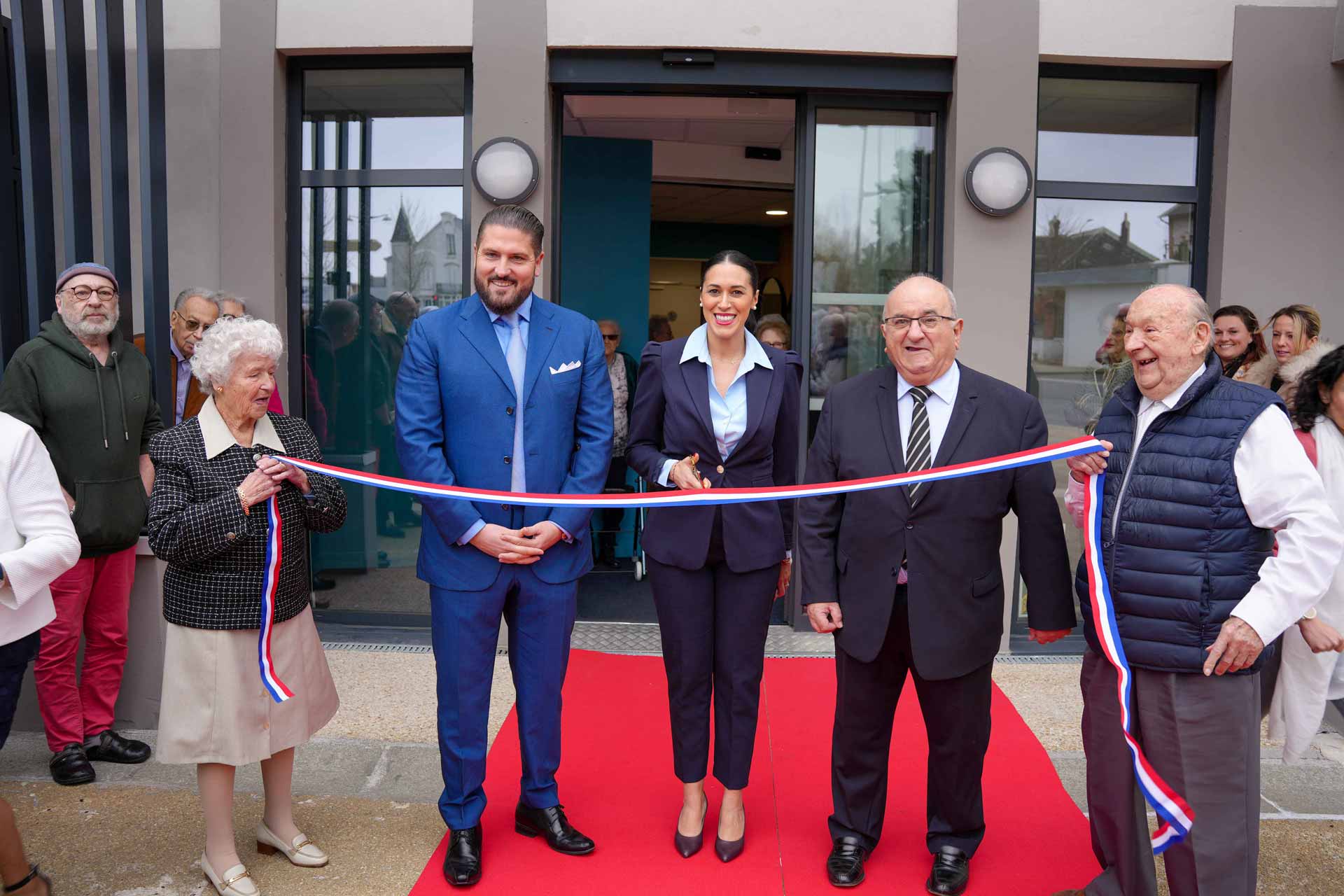 Coupe du ruban pour l'inauguration de la résidence séniors Aquarelia à Montargis