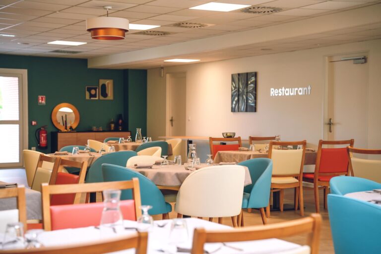 Salle de restaurant de la résidence séniors Albi Aquarelia