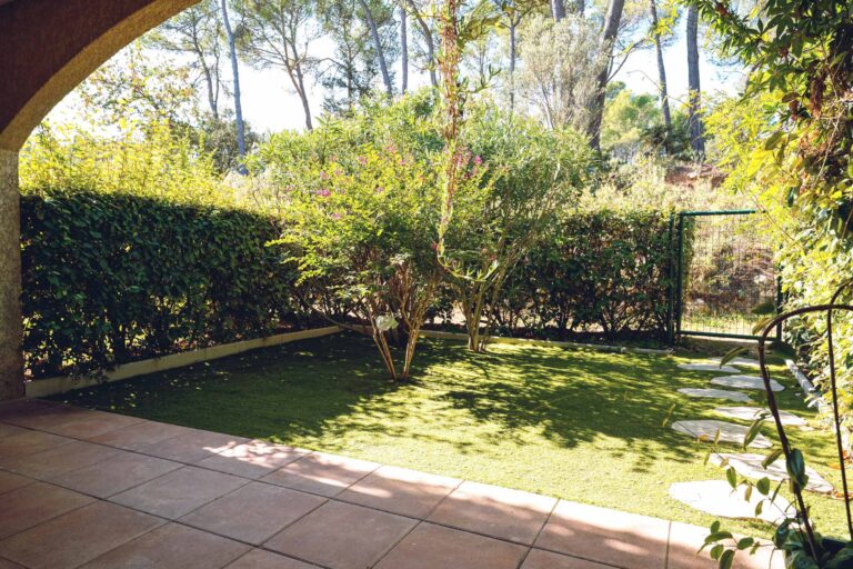 Terrasse et jardin de la résidence séniors Le Thoronet Aquarelia