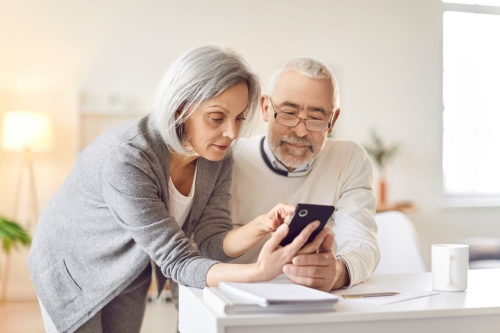 smartphone,usage,among,older,adults,,senior,couple,learn,interacting,with