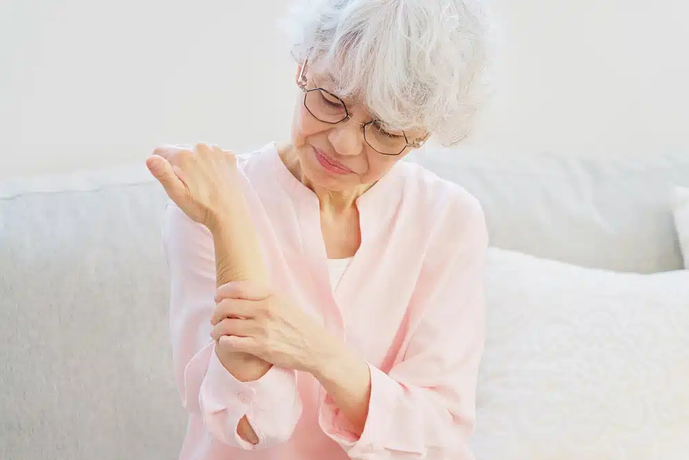 asian,senior,woman,having,the,joint,pain,in,the,living