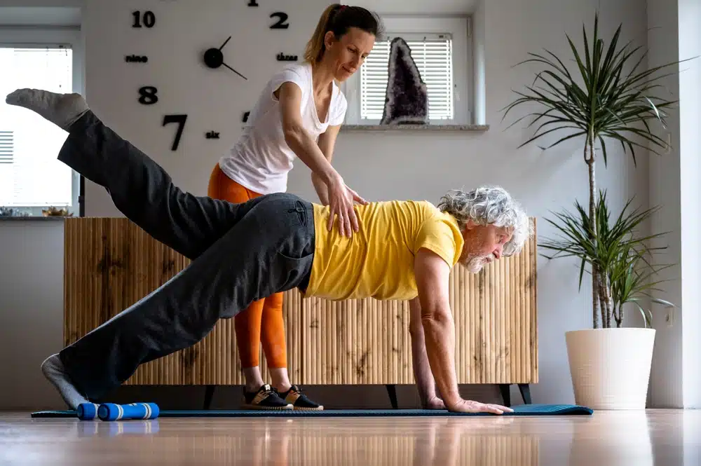 physical,therapist,or,personal,trainer,working,with,a,senior,man