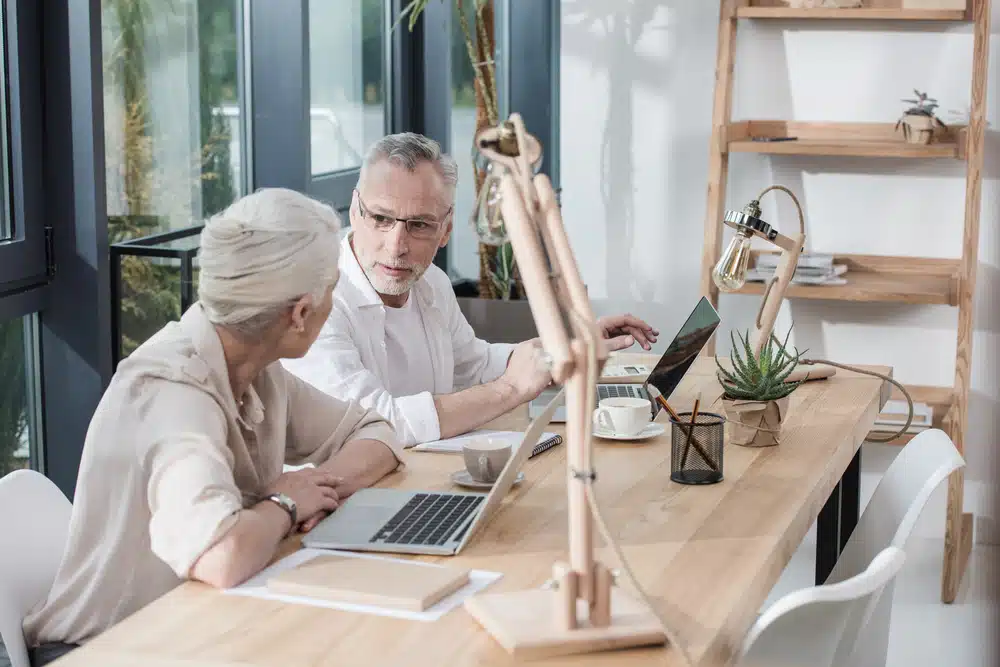 senior,business,colleagues,working,at,office