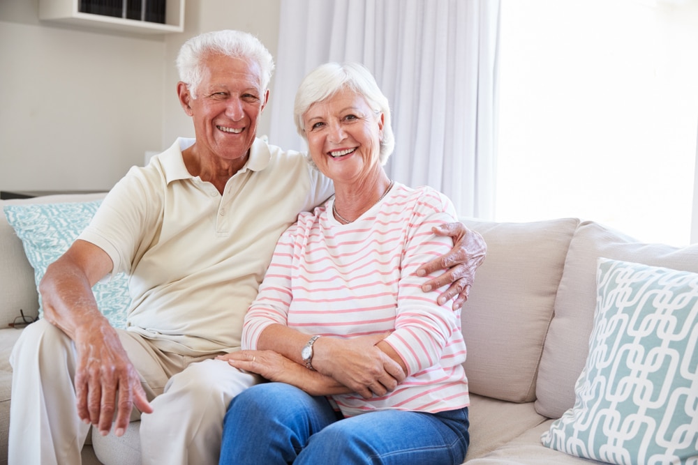 portrait,of,senior,couple,relaxing,on,sofa,at,home,together
