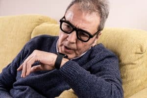 mature,man,in,glasses,using,his,smartwatch,voice,assistant,while