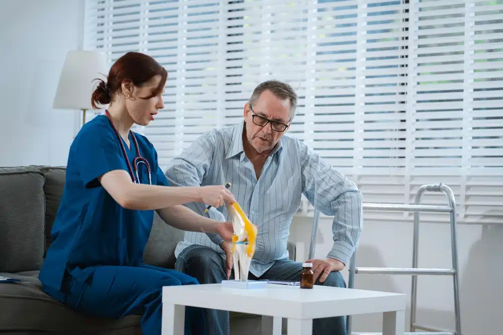 knee,model,showing,the,process,of,osteoarthritis,and,knee,arthroplasty,