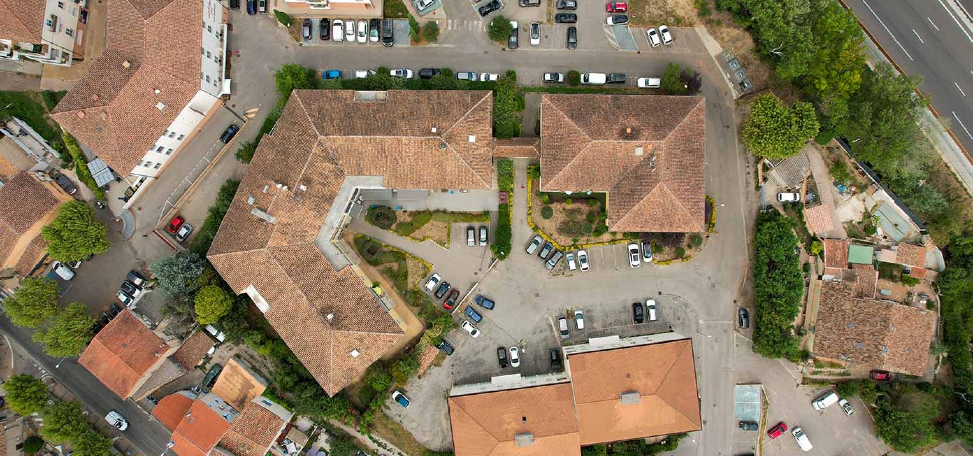 DR-residence-senior-aquarelia-la-destrousse-drone-ville