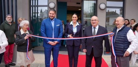 Coupe du ruban pour l'inauguration de la résidence séniors Aquarelia à Montargis