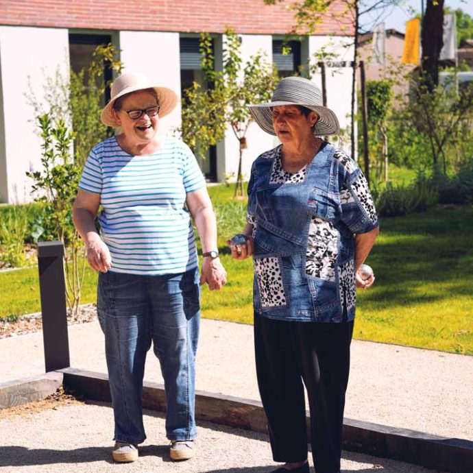 Deux femmes séniors se balandant