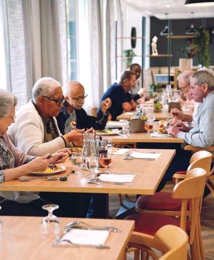 Séniors en train de manger dans le restaurant de la résidence Aquarelia