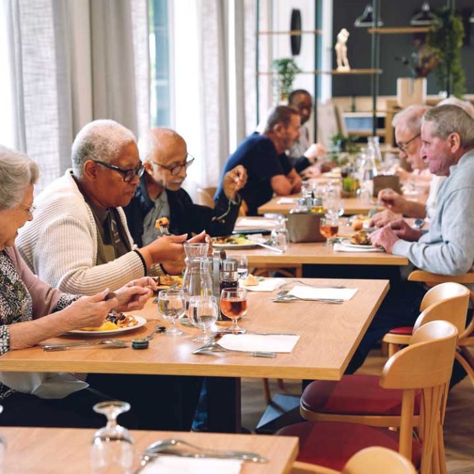 Séniors en train de manger dans le restaurant de la résidence Aquarelia