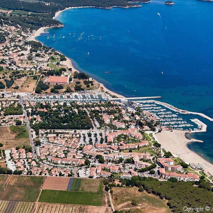 Vue aérienne de la ville Londe-les-Maures