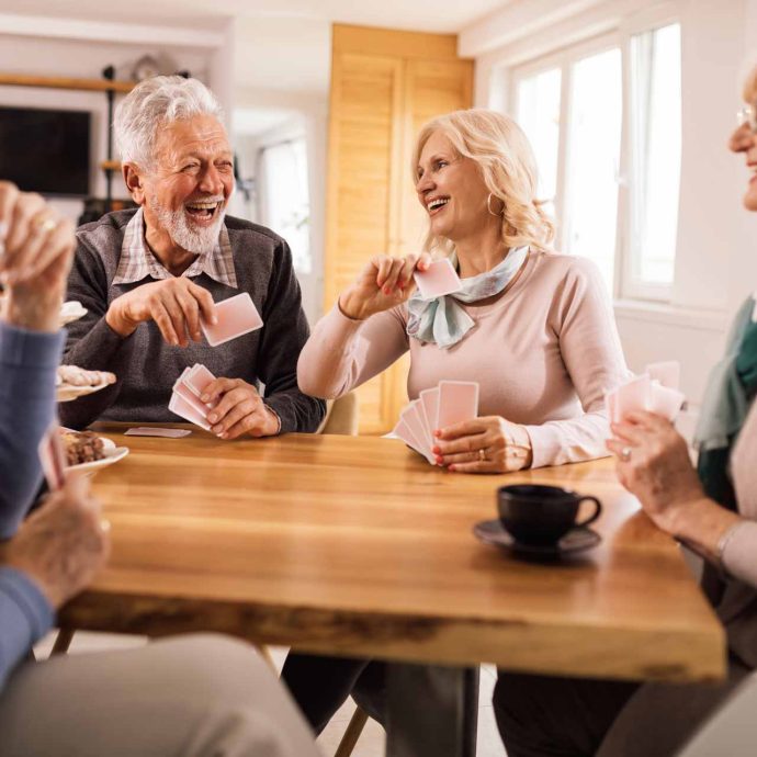 Séniors qui jouent au cartes